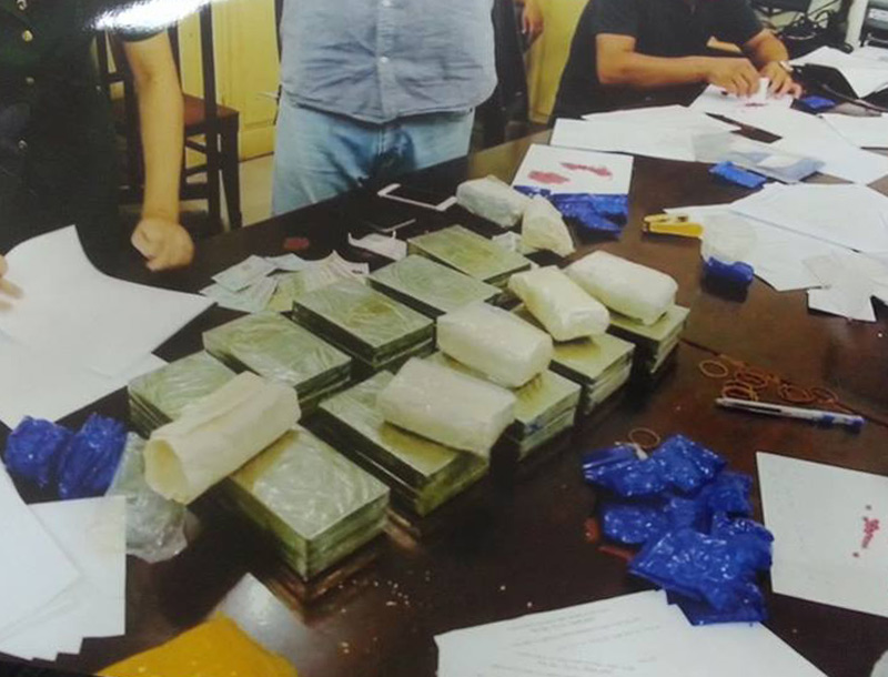 Đôi tình nhân giấu 20 bánh heroin trong cánh cửa ô tô - 2