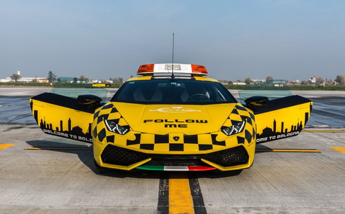 Lamborghini Huracan được dùng làm xe dẫn đường máy bay - 1