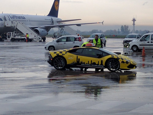 Lamborghini huracan được dùng làm xe dẫn đường máy bay