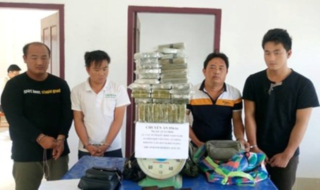 Bắt 4 đối tượng mang 69 bánh heroin vào Việt Nam - 1