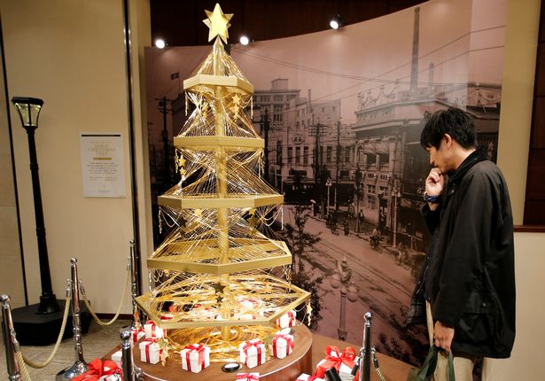 Lóa mắt với cây thông Noel làm bằng vàng ròng ở Tokyo - 1