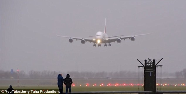 Máy bay A380 trổ tài hạ cánh chiều ngang trong bão lớn - 1