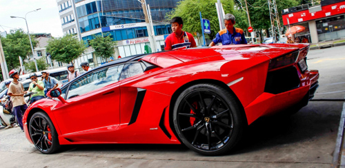 Siêu Lamborghini Aventador Roadster náo loạn Sài Gòn khi đổ xăng - 1