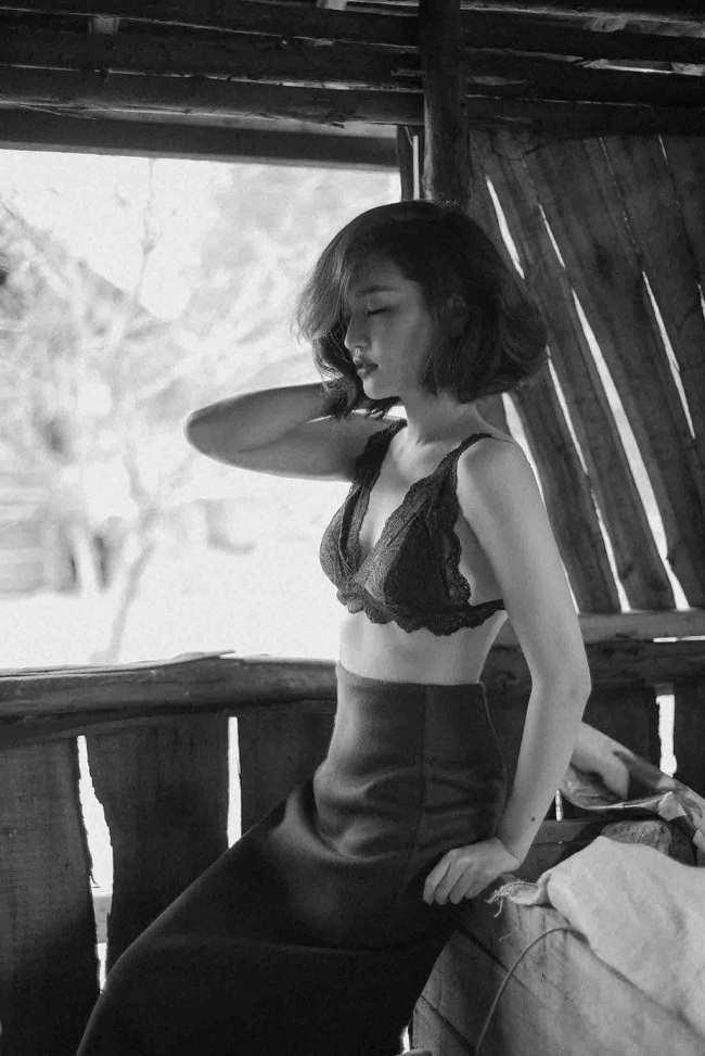 Huỳnh Phương Idol lại chọn chiếc áo bralette để phô khoe đường cong của cơ thể.