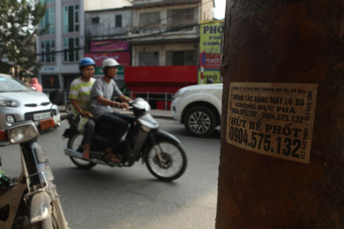 Ảnh: “Ma trận” quảng cáo thông cống,  hút bể phốt ở Hà Nội - 11