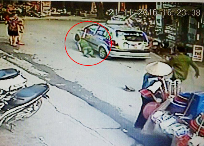 Bắt khẩn cấp tài xế taxi kéo lê công an giữa phố HN - 1