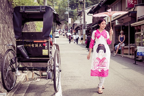 HH Ngọc Hân khoe vẻ kiều diễm với áo dài in họa tiết lạ - 1