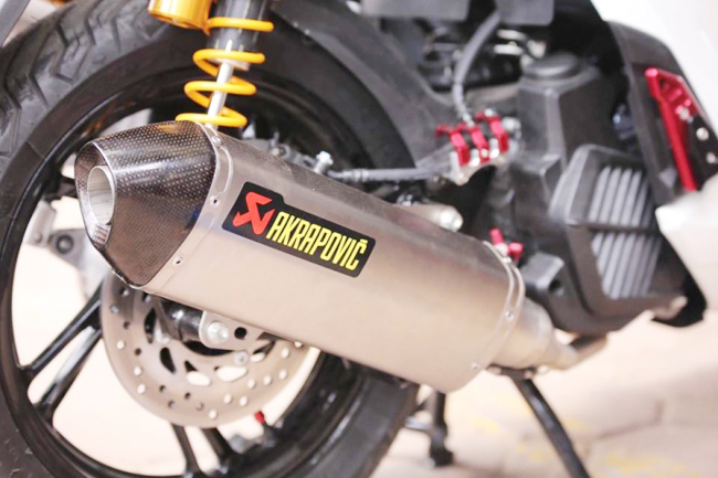 Pô Akrapovic thường thấy trên những mẫu xe độ tại Việt Nam hiện nay.
