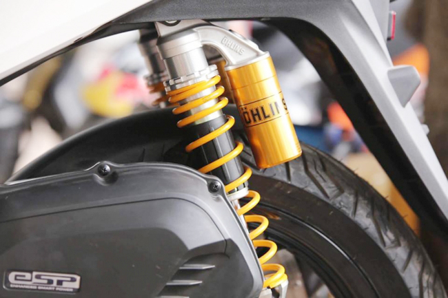 Thụt Ohlins chính hãng hỗ trợ bằng bình dầu, có núm tăng chỉnh chọn chế độ đi nhanh hay đi chậm.
