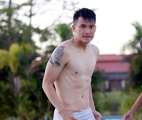 Công Vinh lại lộ hình xăm độc trên cơ thể cường tráng - 4