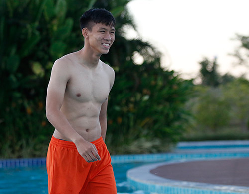 Công Vinh lại lộ hình xăm độc trên cơ thể cường tráng - 7