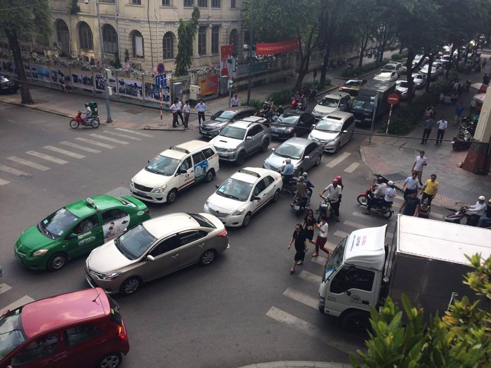 TP.HCM - Hà Nội: Black Friday và những hình ảnh đáng xem - 1