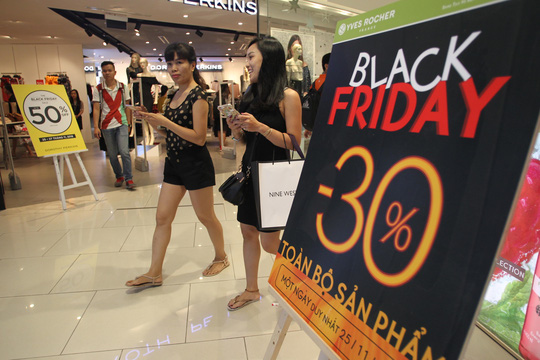 TP HCM: Đông nghẹt người xếp hàng mua đồ giảm giá ngày Black Friday - 13