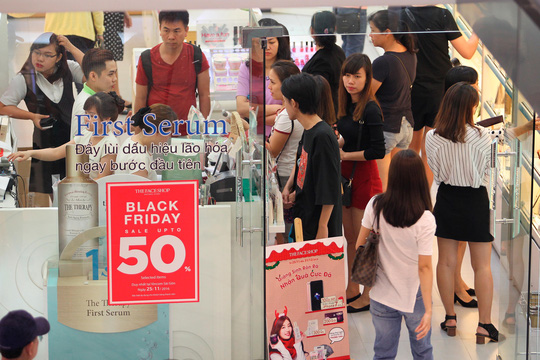 TP HCM: Đông nghẹt người xếp hàng mua đồ giảm giá ngày Black Friday - 9