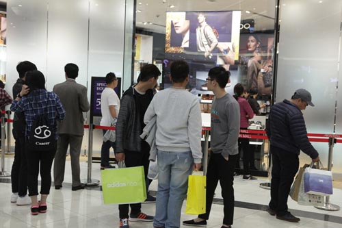 Hà Nội: Quý ông cũng "quay" với Black Friday - 6