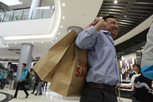 Hà Nội: Quý ông cũng "quay" với Black Friday - 2