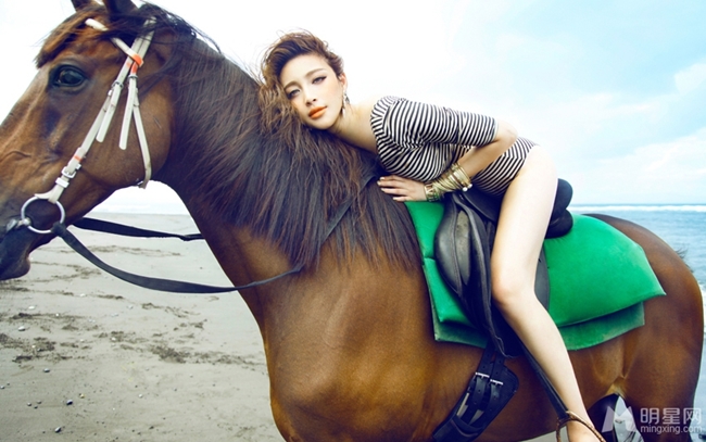 Bộ ảnh cưỡi ngựa trên bãi biển Bali của cô từng khiến phái mày râu xao xuyến.