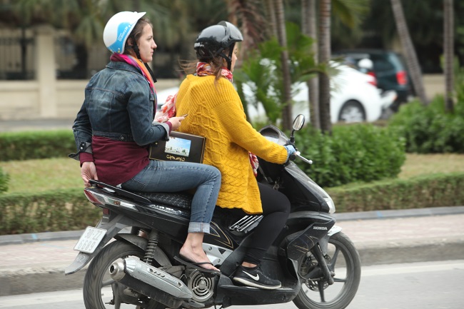 Gái Hà Nội mặc "trên đông dưới hè" trong ngày rét 15 độ - 2