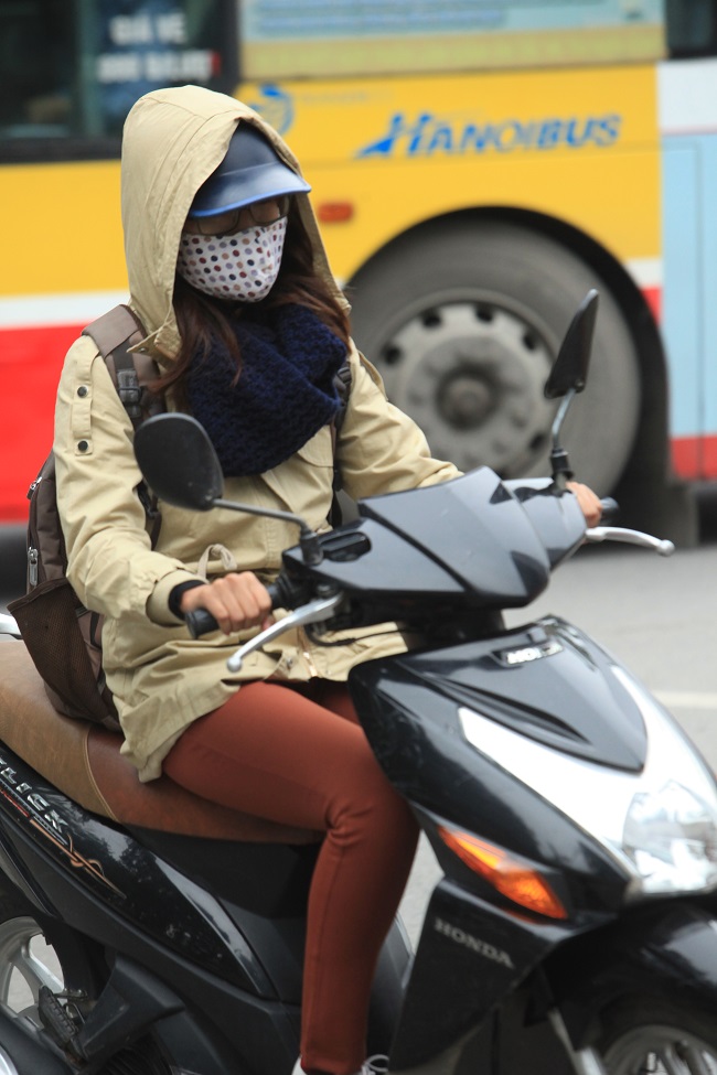 Gái Hà Nội mặc "trên đông dưới hè" trong ngày rét 15 độ - 4