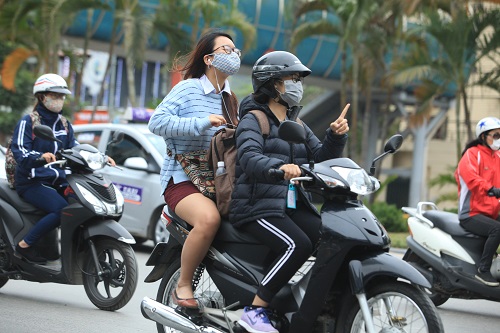 Gái Hà Nội mặc "trên đông dưới hè" trong ngày rét 15 độ - 10