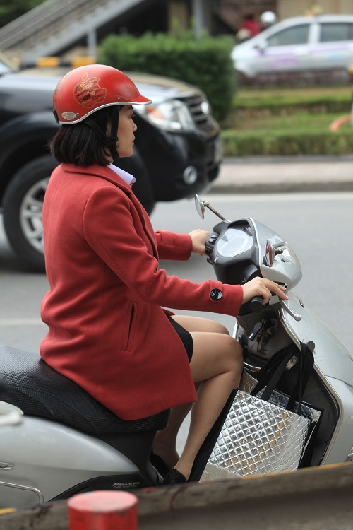 Gái Hà Nội mặc "trên đông dưới hè" trong ngày rét 15 độ - 11