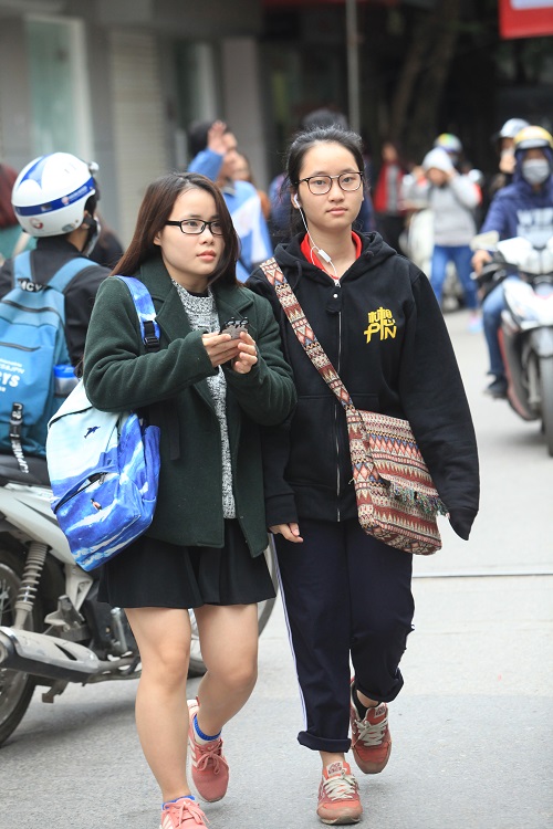 Gái Hà Nội mặc "trên đông dưới hè" trong ngày rét 15 độ - 14