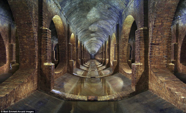 Bên trong bể chứa nước khổng lồ từ thế kỷ thứ 19 tại công viên Finsbury ở London, Anh. Ảnh: Matt Emmett