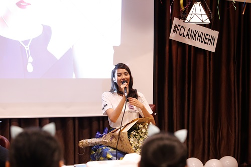 Lan Khuê khóc nức nở vì được fans tặng quà đặc biệt - 8