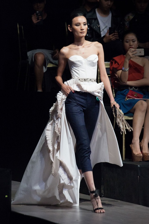 Thùy Dung cúp ngực - Kỳ Duyên kiểu gà trống, đọ sắc "nảy lửa" - 6