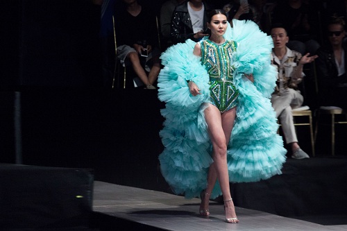 Thùy Dung cúp ngực - Kỳ Duyên kiểu gà trống, đọ sắc "nảy lửa" - 8