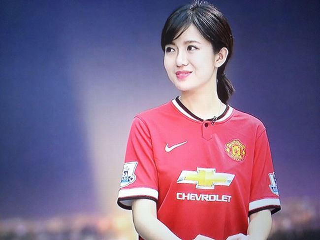 Đúng như danh xưng Hotgirl M.U, cô nàng Tú Linh mang trong mình một tình yêu bóng đá mãnh liệt đặc biệt đối với đội bóng "quỷ đỏ" MU.