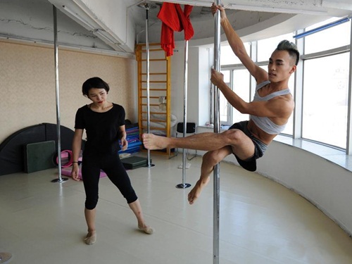 TQ: Chàng trai "chuẩn men" gây tranh cãi khi múa cột - 3