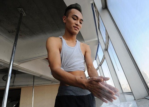 TQ: Chàng trai "chuẩn men" gây tranh cãi khi múa cột - 7