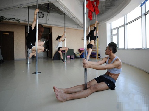 TQ: Chàng trai "chuẩn men" gây tranh cãi khi múa cột - 9