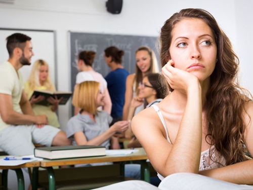 Dán mắt vào điện thoại sẽ khiến bạn ế dài dù xinh đẹp - 2