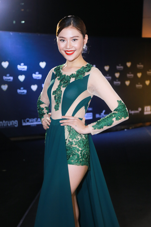 Jolie Nguyễn xẻ khoét tới hông, đọ sắc cùng dàn mỹ nhân Việt - 5