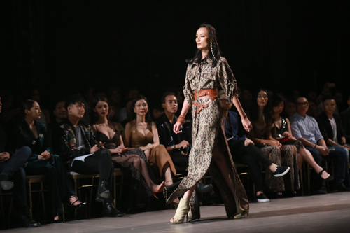 Jolie Nguyễn xẻ khoét tới hông, đọ sắc cùng dàn mỹ nhân Việt - 4