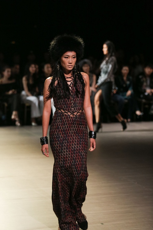 Jolie Nguyễn xẻ khoét tới hông, đọ sắc cùng dàn mỹ nhân Việt - 5