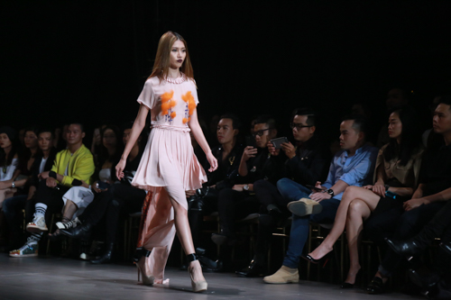 Jolie Nguyễn xẻ khoét tới hông, đọ sắc cùng dàn mỹ nhân Việt - 11