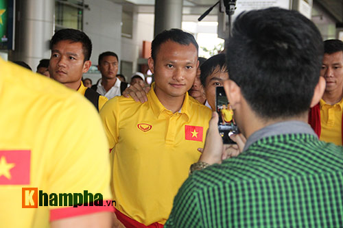 Sắp đá bán kết AFF Cup, ĐT Việt Nam bị fan quây kín ở sân bay - 10