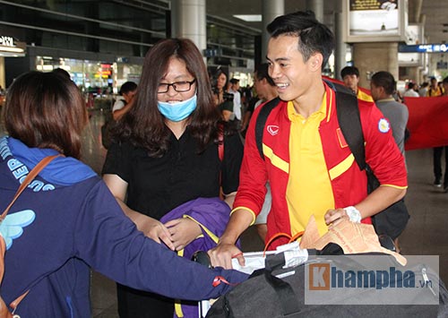 Sắp đá bán kết AFF Cup, ĐT Việt Nam bị fan quây kín ở sân bay - 3