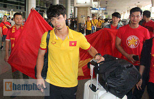 Sắp đá bán kết AFF Cup, ĐT Việt Nam bị fan quây kín ở sân bay - 6