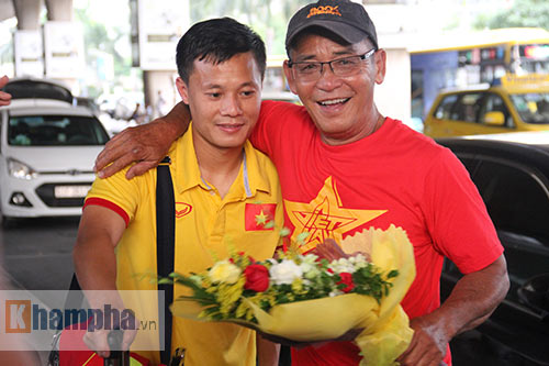 Sắp đá bán kết AFF Cup, ĐT Việt Nam bị fan quây kín ở sân bay - 7