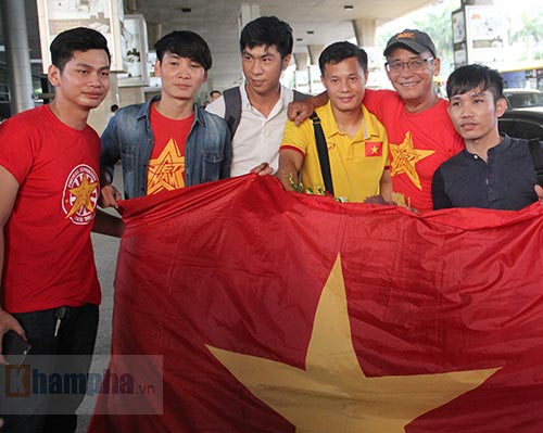 Sắp đá bán kết AFF Cup, ĐT Việt Nam bị fan quây kín ở sân bay - 8