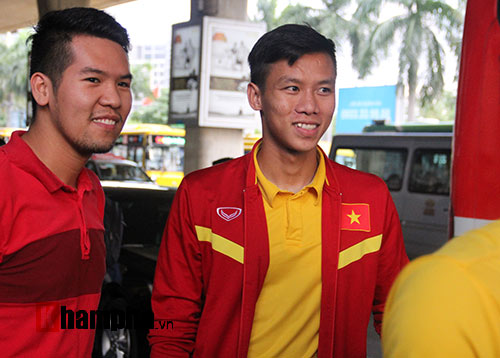 Sắp đá bán kết AFF Cup, ĐT Việt Nam bị fan quây kín ở sân bay - 9