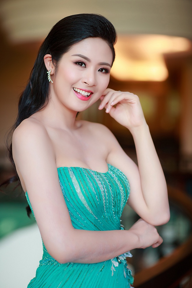 Hoa hậu Ngọc Hân quyến rũ và thanh nhã với chiếc váy quây tông màu xanh lãng mạn.