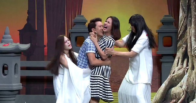 Khách mời Vân Trang và trưởng phòng Trường Giang chiêu đãi khán giả với tiểu phẩm tràn ngập cảnh ôm hôn trong tập 3 Ơn giời mùa 2.