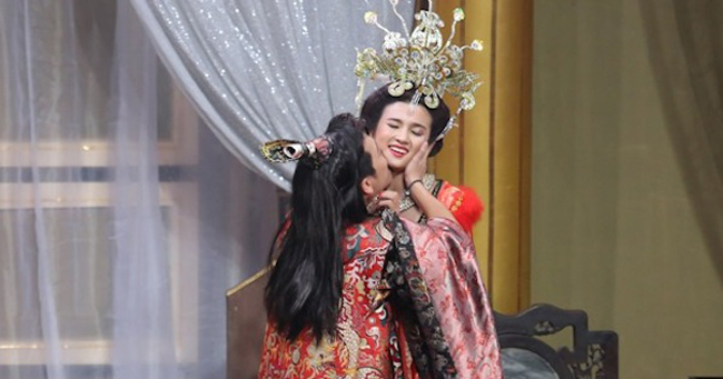 “Hoàng hậu” Kim Tuyến bối rối khi bị “Hoàng thượng” Trường Giang hôn bất ngờ trong tập 4 Ơn giời mùa 2.