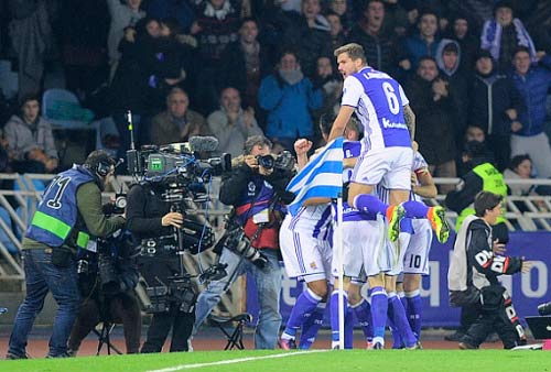 Real Sociedad - Barcelona: Buổi tối quá &#34;đen&#34; - 1