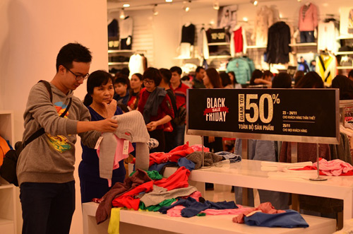 Xếp hàng mua hàng giảm giá &#34;khủng&#34; ngày Black Friday tại Vincom - 1